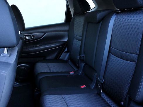 Used 2018 Nissan Rogue SV image 18