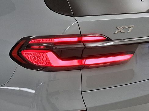 Certified 2025 BMW X7 xDrive40i w/ M Sport Package AWD/4WD image 11