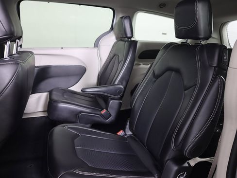 Used 2024 Chrysler Pacifica Touring-L image 30