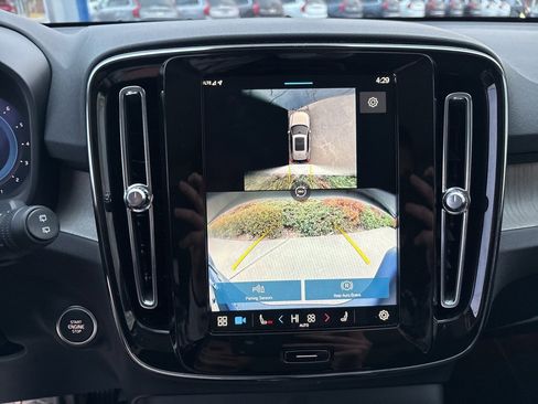 Certified 2025 Volvo XC40 B5 Plus image 29