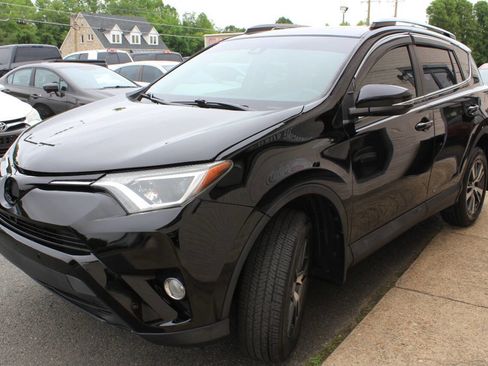 Used 2017 Toyota RAV4 XLE AWD/4WD image 5