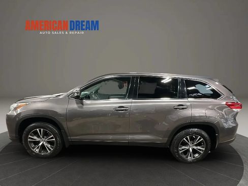 Used 2019 Toyota Highlander Plus AWD/4WD image 2