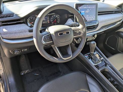 Used 2024 Jeep Compass Latitude image 10