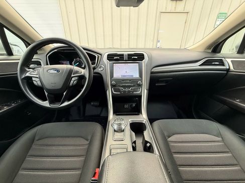 Used 2020 Ford Fusion SE image 2