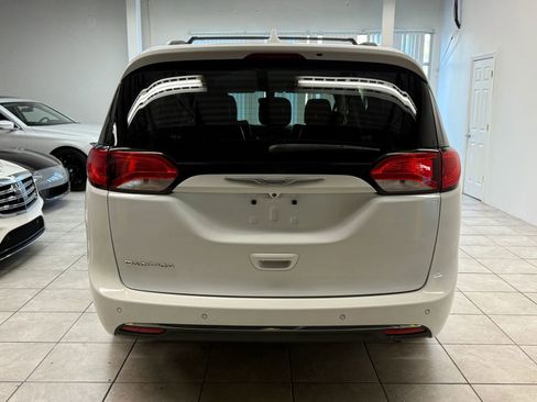 Used 2017 Chrysler Pacifica Touring-L image 8