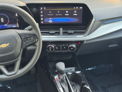 Used 2025 Chevrolet Trax LT image 21