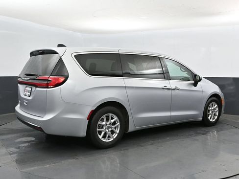 Used 2023 Chrysler Pacifica Touring-L FWD image 3