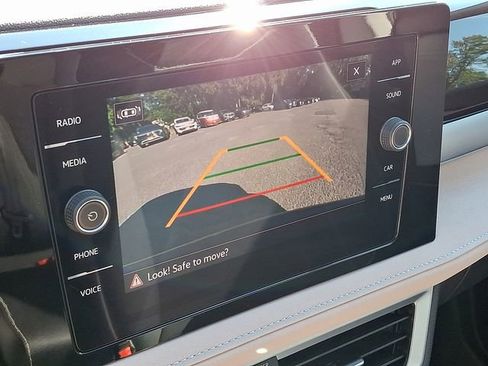 Certified 2025 Volkswagen Taos SE image 24