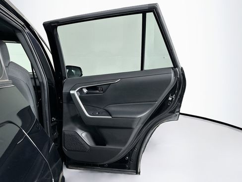 Used 2021 Toyota RAV4 SE image 30