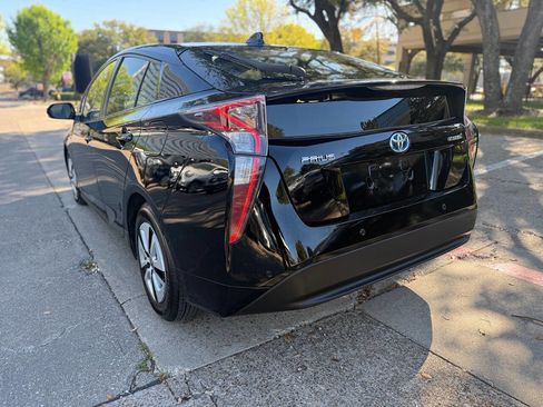 Used 2017 Toyota Prius Four w/ Premium Convenience Package image 4