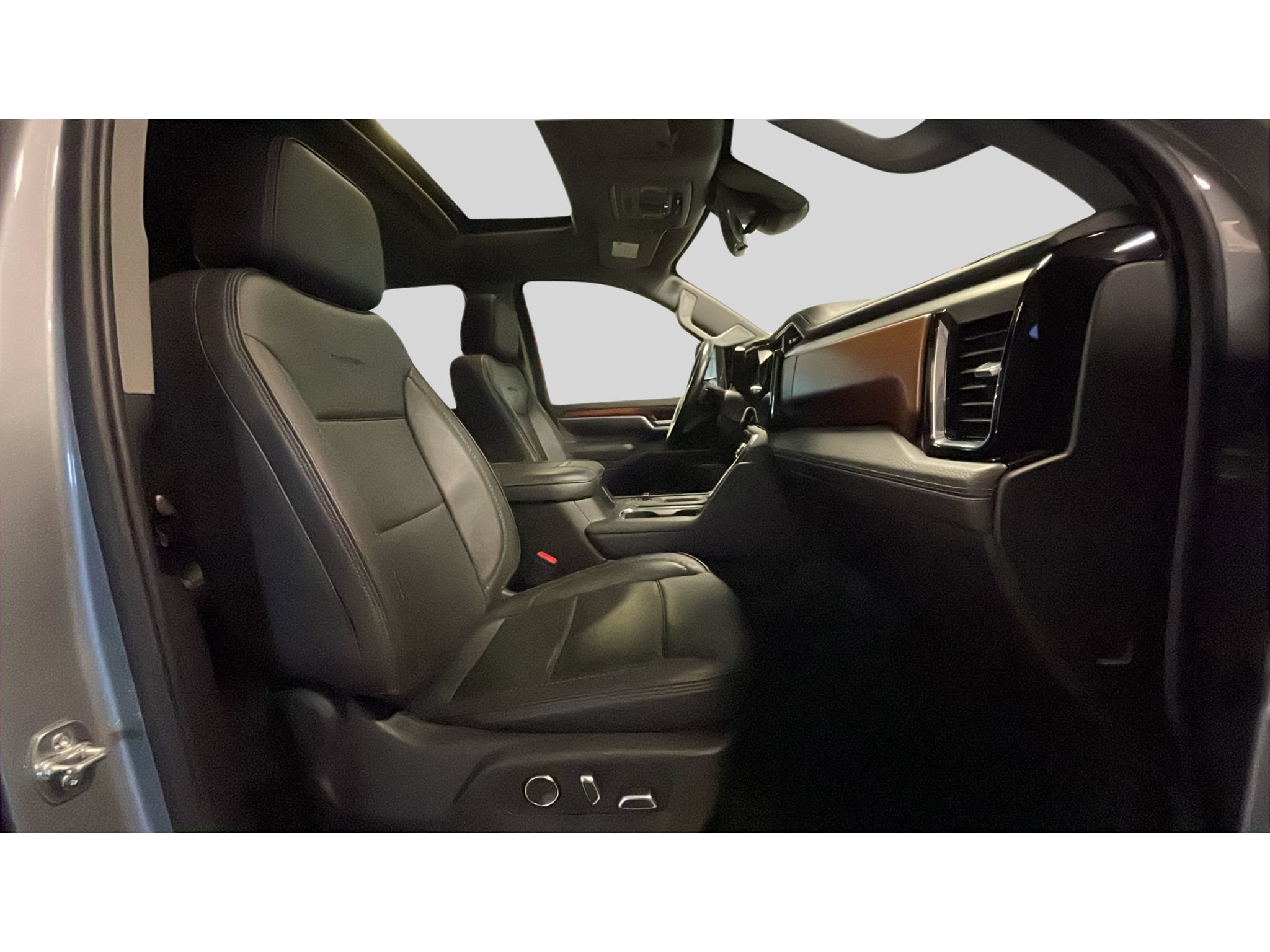 Used 2025 GMC Sierra 2500 Denali w/ Denali Reserve Package AWD/4WD image 17