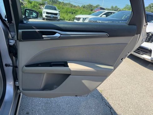 Used 2019 Ford Fusion SE FWD image 17