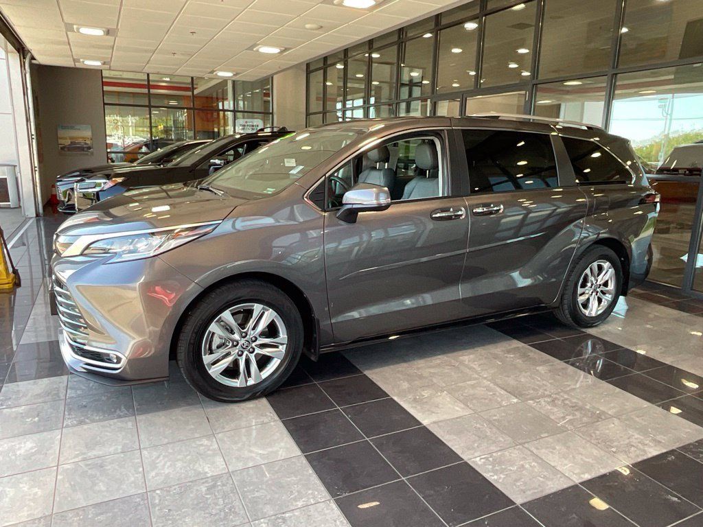 Certified 2023 Toyota Sienna Limited AWD/4WD image 3