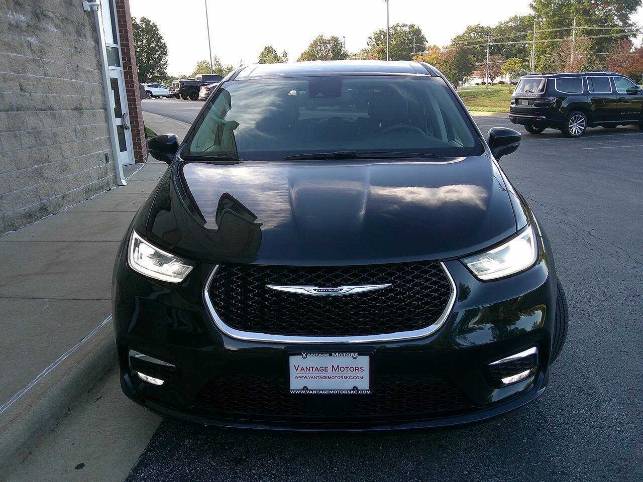 Used 2023 Chrysler Pacifica Touring-L FWD image 3