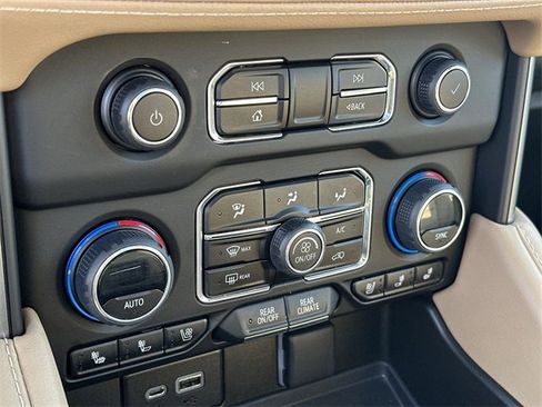 Used 2023 Chevrolet Tahoe Premier w/ Premium Package image 40