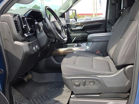 Used 2025 Chevrolet Silverado 2500 LT AWD/4WD image 3