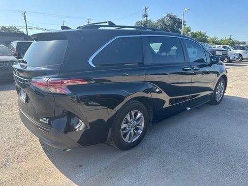 Used 2021 Toyota Sienna XLE FWD image 3
