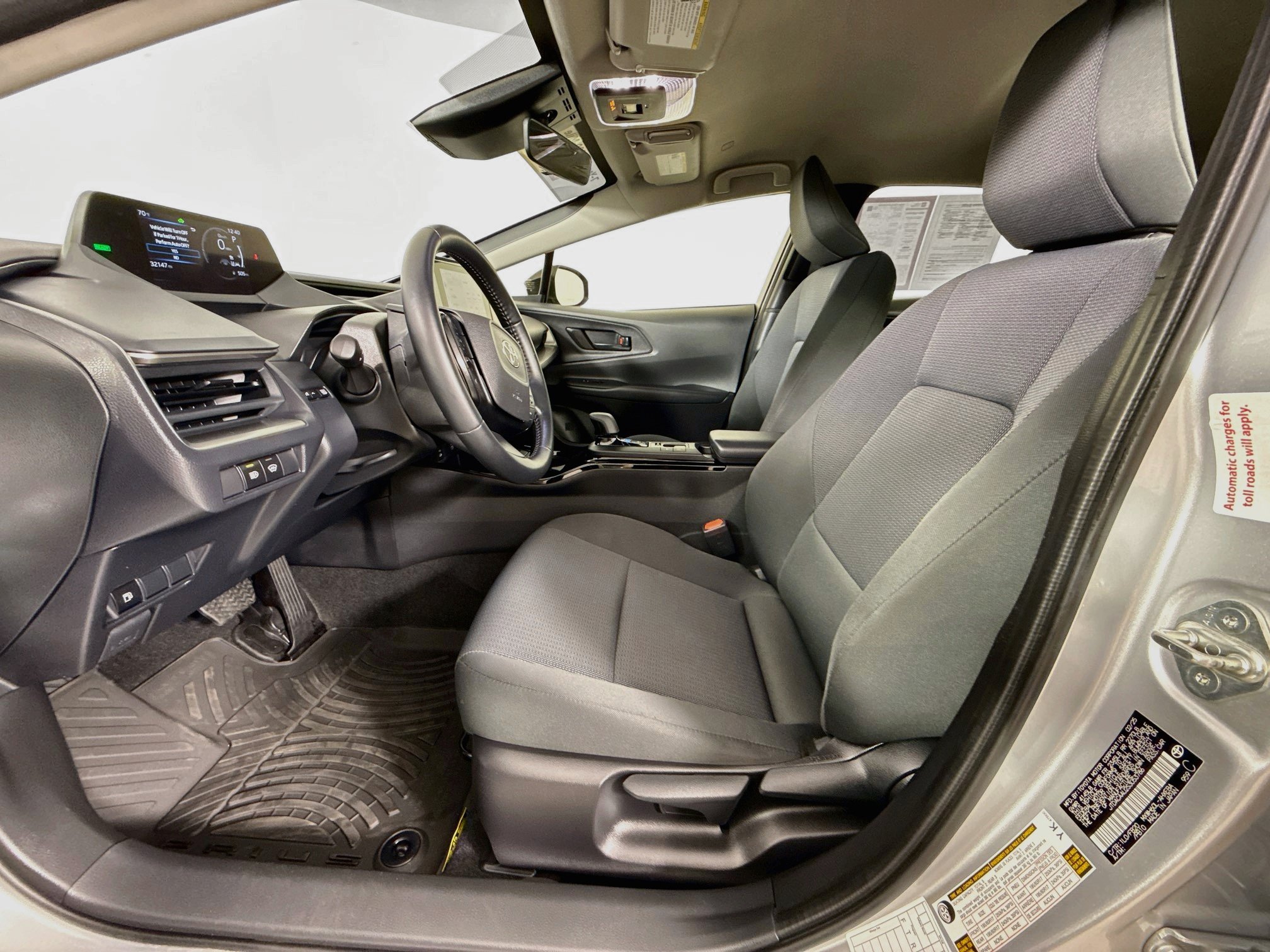 Certified 2025 Toyota Prius LE FWD image 21