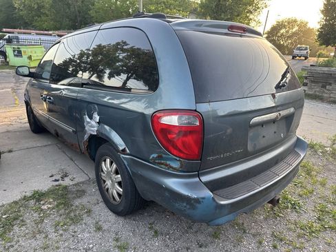 Used 2005 Chrysler Town & Country Touring FWD image 5