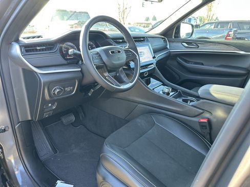 New 2026 Jeep Grand Cherokee Altitude image 9