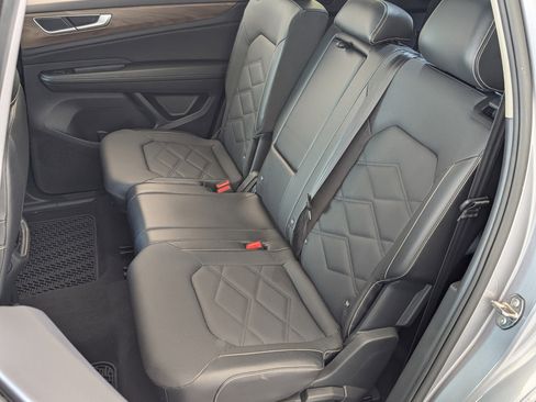 Used 2024 Volkswagen Atlas SE image 16