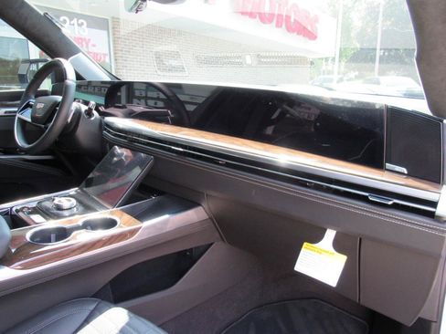 Used 2026 Cadillac Escalade Platinum Sport w/ LPO, ONYX Package AWD/4WD image 40