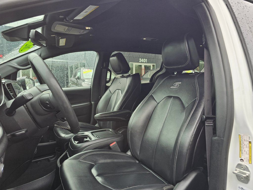 Used 2024 Chrysler Pacifica Limited FWD image 18