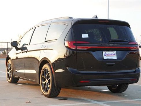 New 2026 Chrysler Pacifica Limited image 7