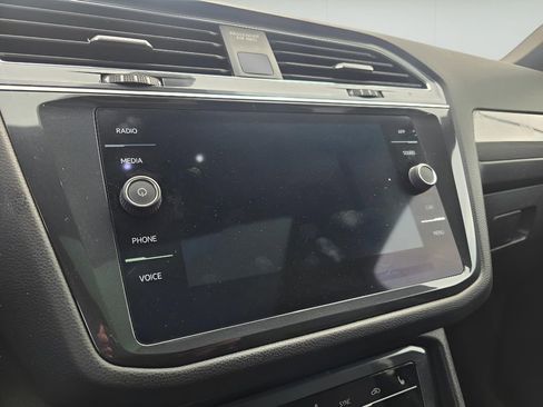Used 2022 Volkswagen Tiguan SE R-Line image 18