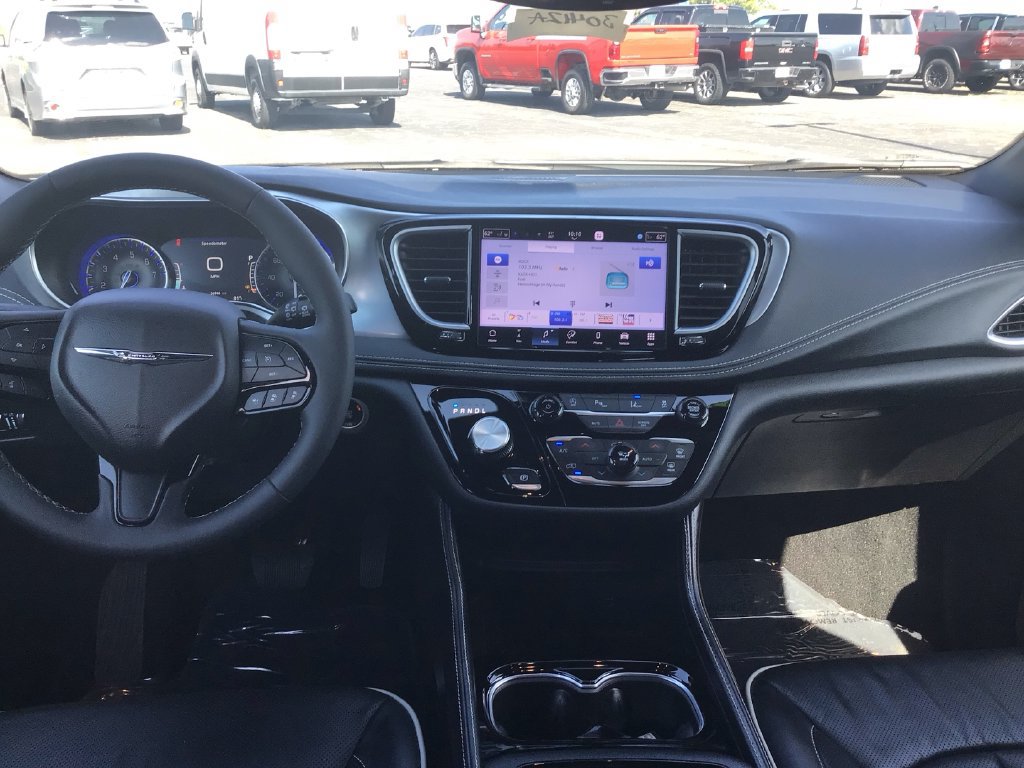 Used 2026 Chrysler Pacifica Limited w/ S Appearance Package FWD image 22