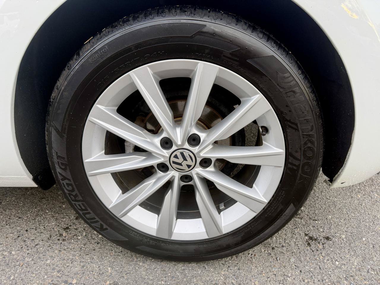 Used 2019 Volkswagen Beetle 2.0T SE FWD image 11