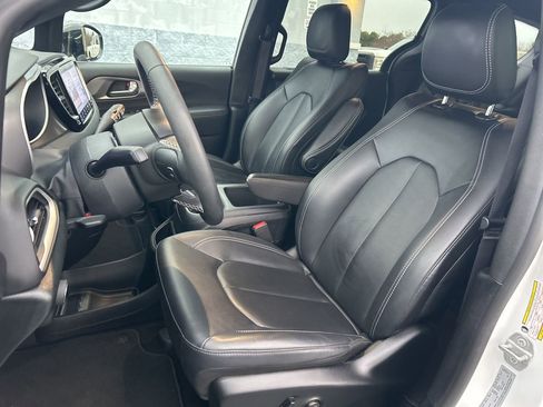 Used 2025 Chrysler Pacifica Select image 13