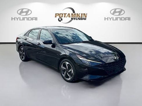 Used 2023 Hyundai Elantra SEL w/ Convenience Package image 3