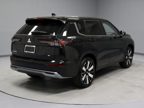 New 2025 Mitsubishi Outlander SE image 9