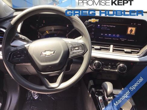 Used 2025 Chevrolet Trax LT FWD image 2