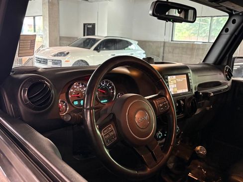 Used 2017 Jeep Wrangler Unlimited Sahara AWD/4WD image 4