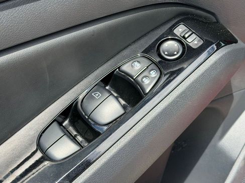 Used 2025 Nissan Altima 2.5 SL FWD image 14