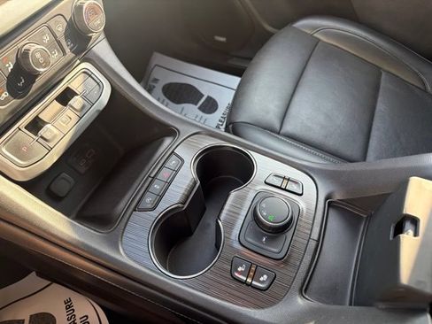 Used 2023 GMC Acadia SLT FWD image 15