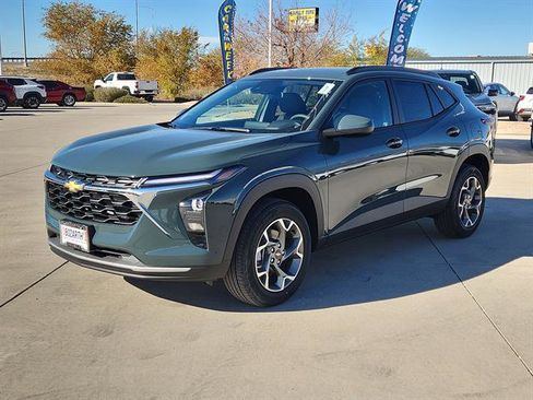 New 2026 Chevrolet Trax LT w/ Driver Confidence Package image 2