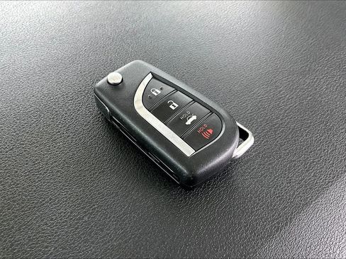 Used 2021 Toyota Corolla LE image 31