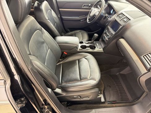 Used 2018 Ford Explorer XLT w/ Equipment Group 202A FWD image 28
