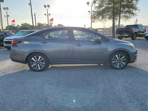 Used 2022 Nissan Versa SV image 8