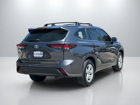 Used 2025 Toyota Highlander LE image 5