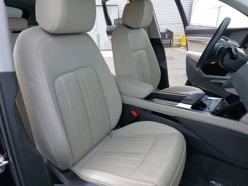 Used 2024 Audi Q8 e-tron Premium Plus w/ Premium Plus Package AWD/4WD image 10