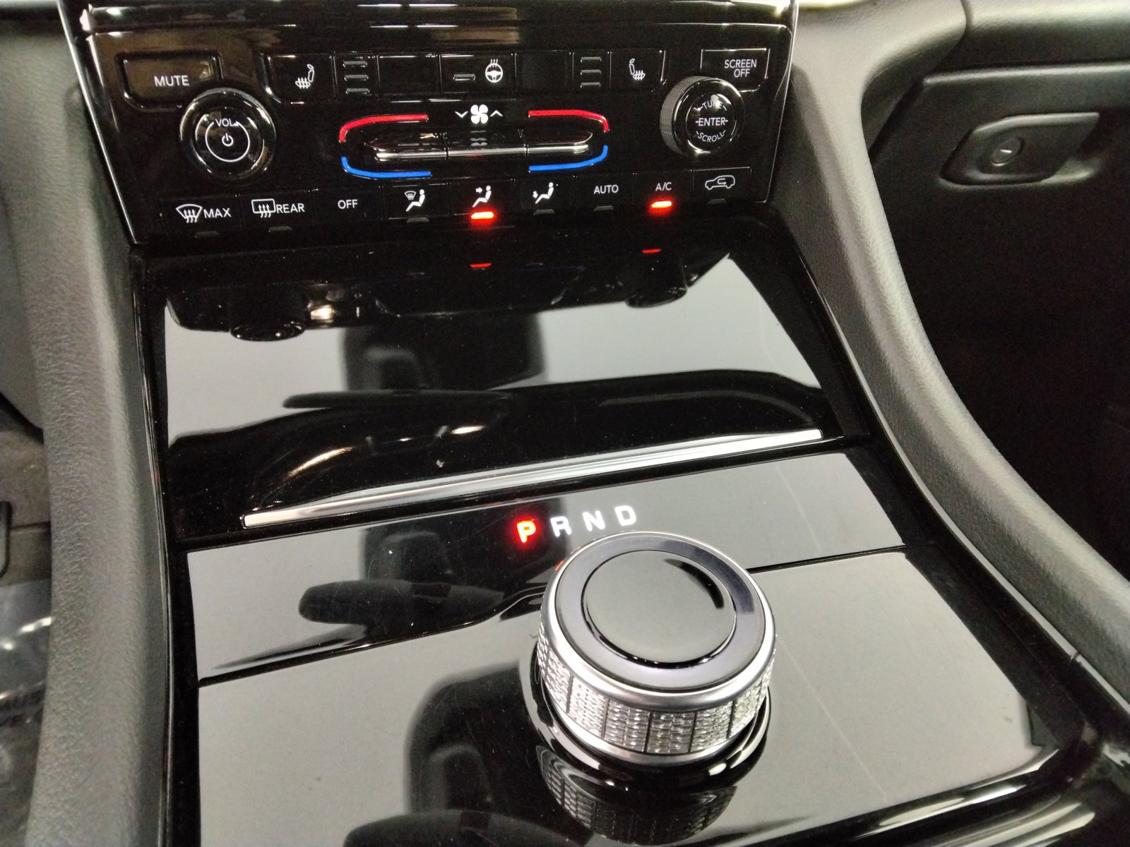 Used 2023 Jeep Grand Cherokee Altitude AWD/4WD image 17