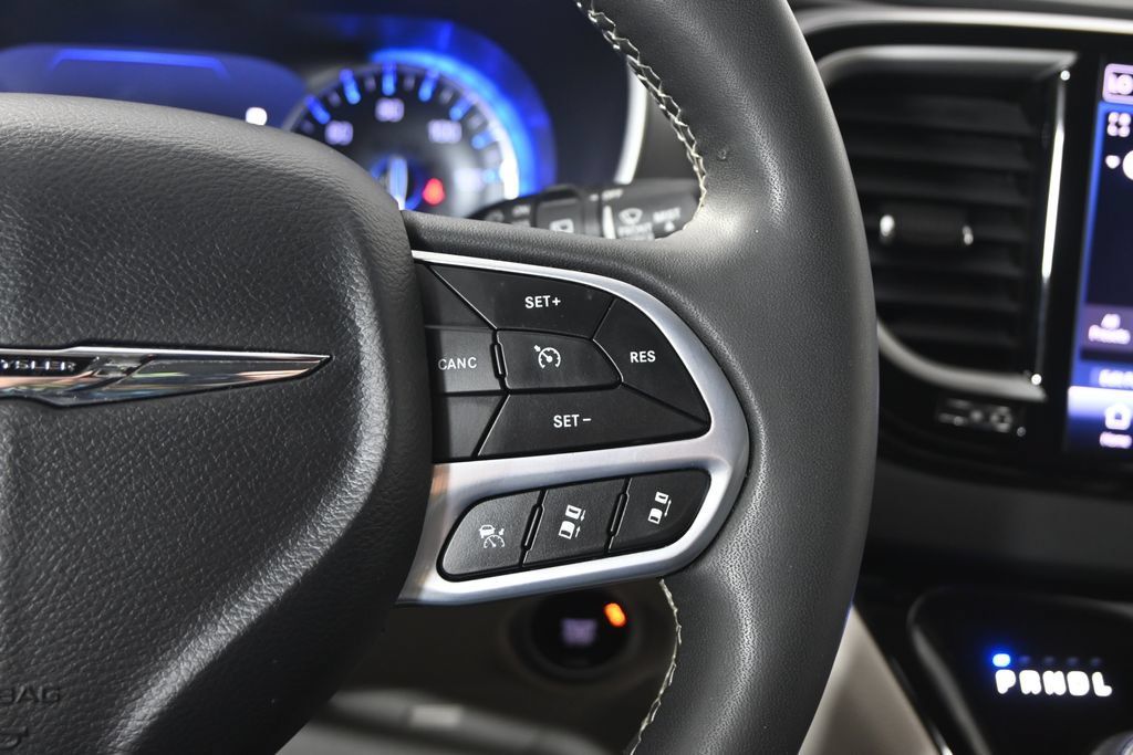 Used 2023 Chrysler Pacifica Touring-L FWD image 34