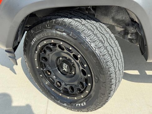 Used 2017 Toyota Tacoma SR5 w/ Tow Package RWD image 11