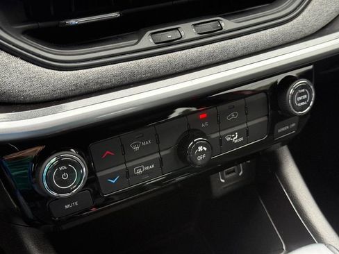 Used 2025 Jeep Compass Latitude AWD/4WD image 19