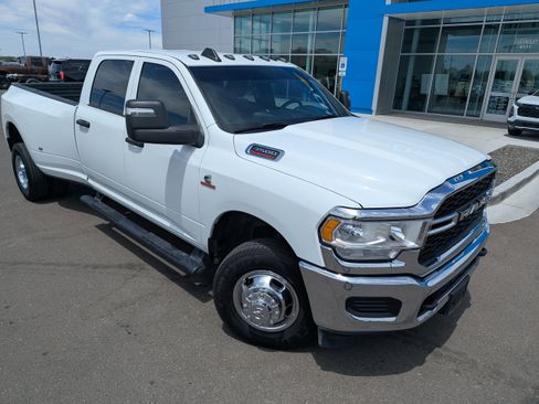 Used 2024 RAM 3500 Tradesman w/ Chrome Appearance Group AWD/4WD image 4