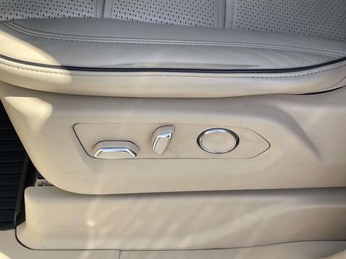 Used 2021 Cadillac Escalade Premium Luxury AWD/4WD image 19